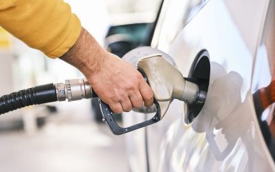 ¿Qué hacer si el surtidor de una estación de servicio no corta y comienza a derramarse combustible?