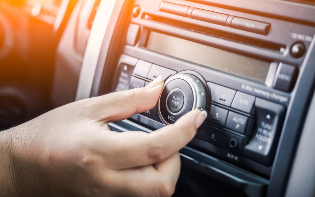 ¿Por qué bajamos la música para estacionar? La explicación que no sabías