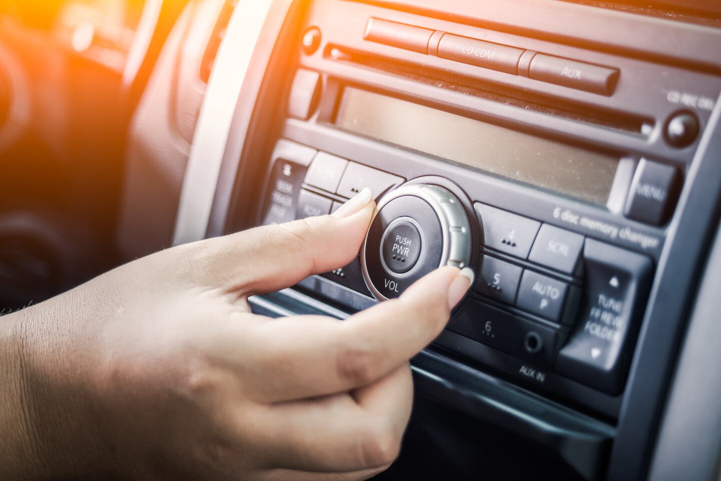 la-musica-nos-roba-la-atencion-tan-rapida-y-automaticamente-que-no-podemos-ignorarla-a-la-hora-de-estacionar-foto-molostock-stockadobecom-3N35NTVMNJBGJJWF4DDR5PT5IQ