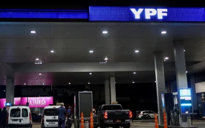 YPF te descuenta la nafta si cargás de madrugada: cómo funciona el nuevo sistema de autodespacho